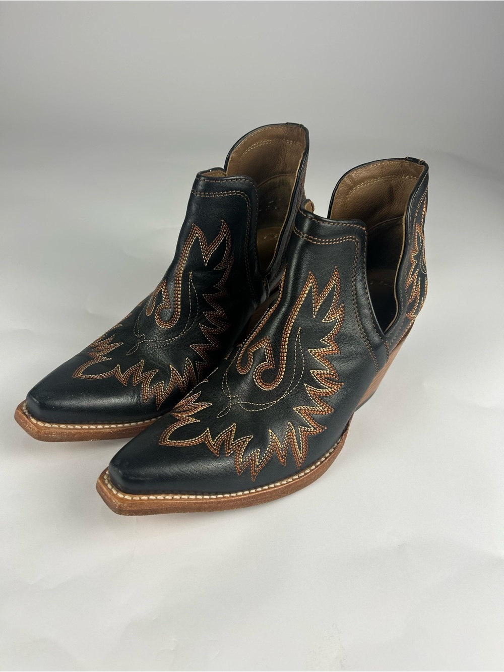 Ariat Women's Size 8.5 B Black dixon bootie brown stitching